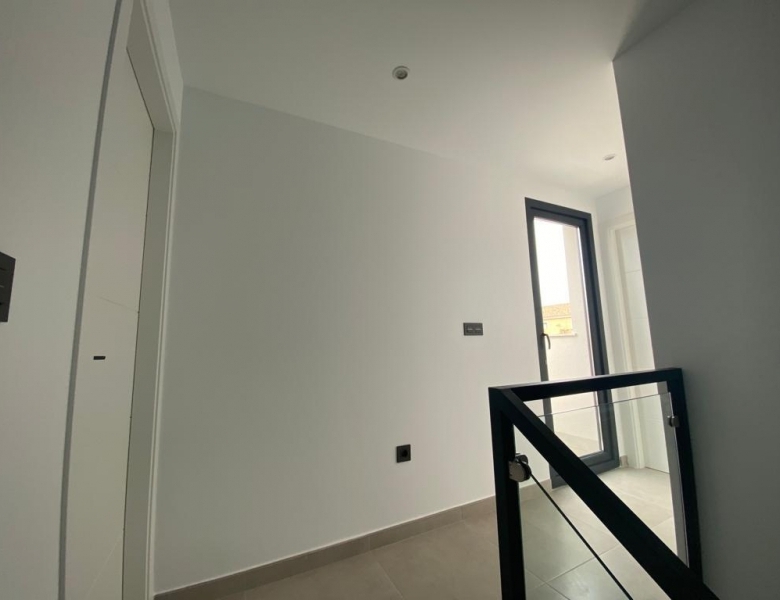 FANTÁSTICA VILLA DE 3 DORM. DE NUEVA CONSTRUCCIÓN EN LOS ALCAZARES