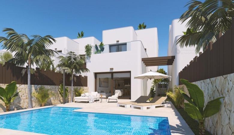 VILLA DE 3 DORMITORIOS DE OBRA NUEVA EN MIL PALMERAS