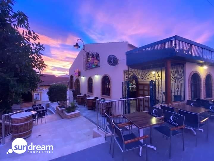 VILLA DE 3 DORMITORIOS DE OBRA NUEVA EN MIL PALMERAS