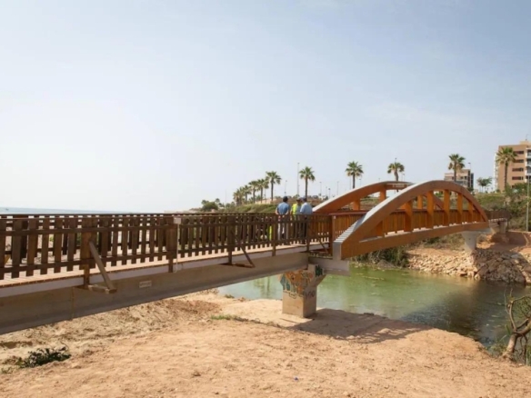 VILLA DE 3 DORMITORIOS DE OBRA NUEVA EN MIL PALMERAS