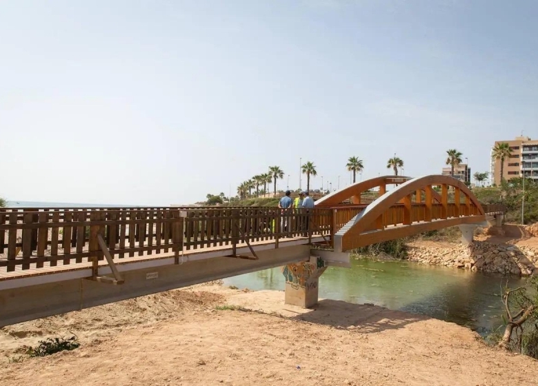 VILLA DE 3 DORMITORIOS DE OBRA NUEVA EN MIL PALMERAS