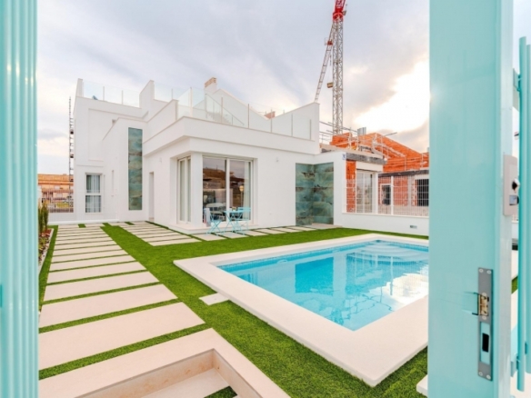 Chalet pareado en venta con piscina privada  en Los Alcázares