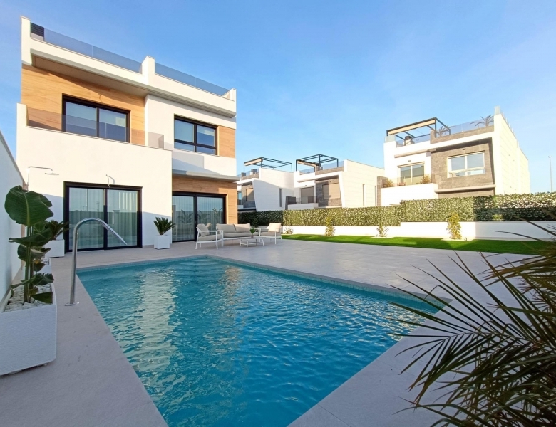 Chalet adosado con piscina privada a la venta  en Benijófar(Alicante)