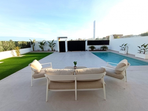 Chalet adosado con piscina privada a la venta  en Benijófar(Alicante)
