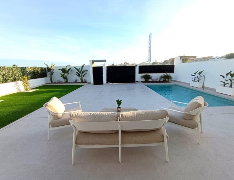 Chalet adosado con piscina privada a la venta  en Benijófar(Alicante)