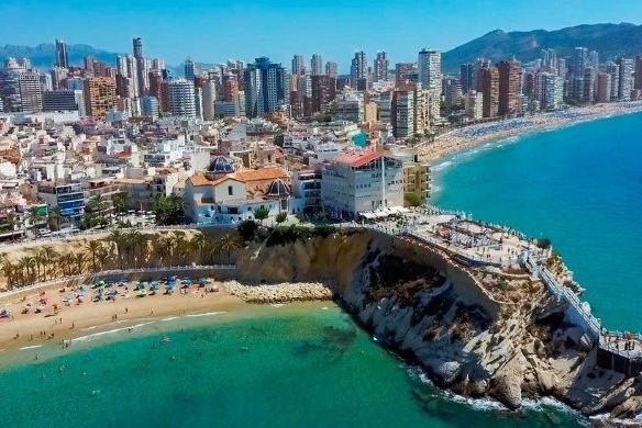 Chalet obra nueva en venta con piscina en Finestrat