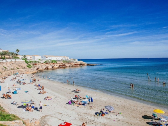 Villa en venta con piscina y garaje en La Zenia