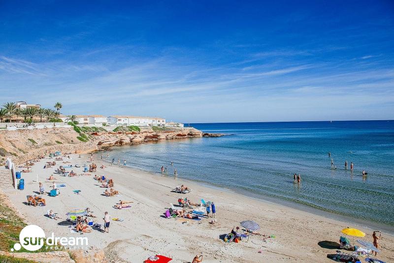 g_42215-2-17 Villa en venta con piscina y garaje en La Zenia
