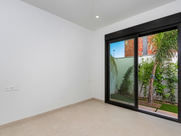 Villa pareada de 3 dormitorios con piscina privada y solarium a la venta en San Javier
