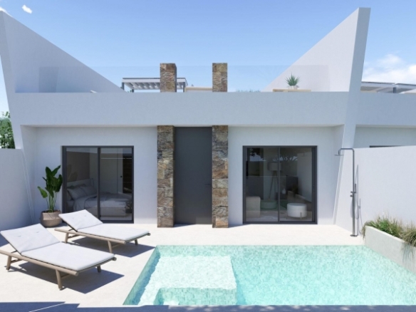 Villa adosada en una sola planta con 2 domitorios, solarium y piscina privada a la venta en Resort-Torre Pacheco