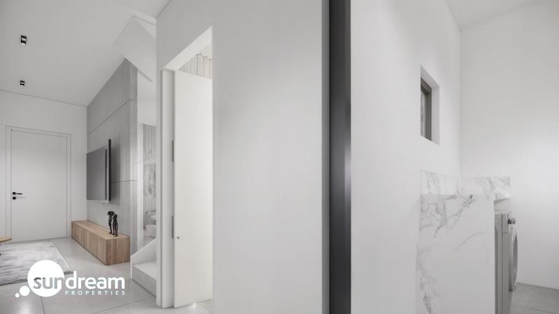Villa independiente de nueva construcción con 4 dormitorios y piscina privada en Los Montesinos(Alicante)
