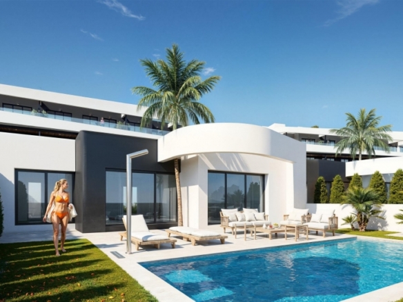 Villa de nueva construcción con 3 dormitorios y piscina privada en venta en primera linea de Golf( Los Alcázares)