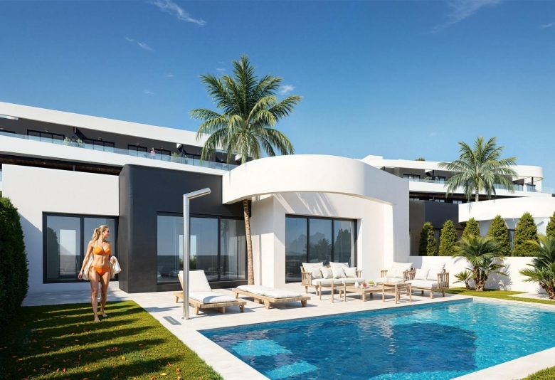 Villa de nueva construcción con 3 dormitorios y piscina privada en venta en primera linea de Golf( Los Alcázares)