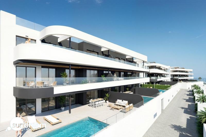 Villa de nueva construcción con 3 dormitorios y piscina privada en venta en primera linea de Golf( Los Alcázares)