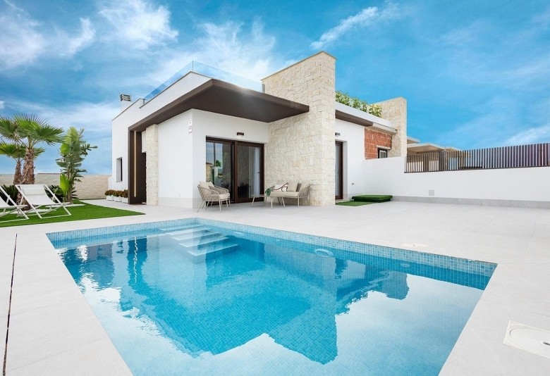 Villa pareada con 2 dormitorios y piscina privada en Golf Resort a la venta(Orihuela)