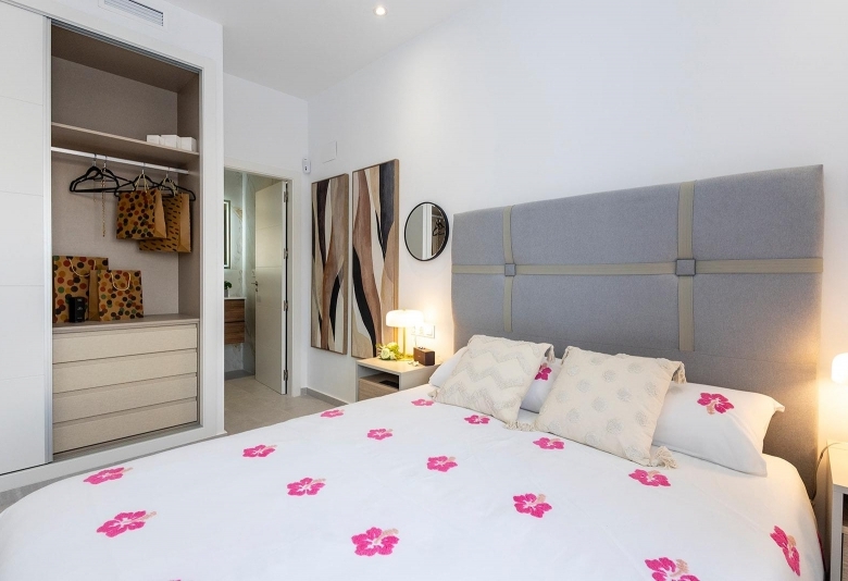 Villa pareada con 2 dormitorios y piscina privada en Golf Resort a la venta(Orihuela)