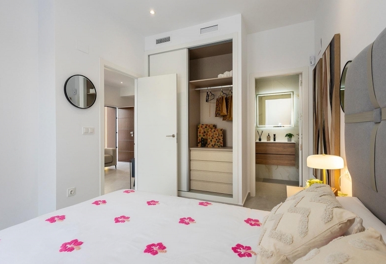 Villa pareada con 2 dormitorios y piscina privada en Golf Resort a la venta(Orihuela)