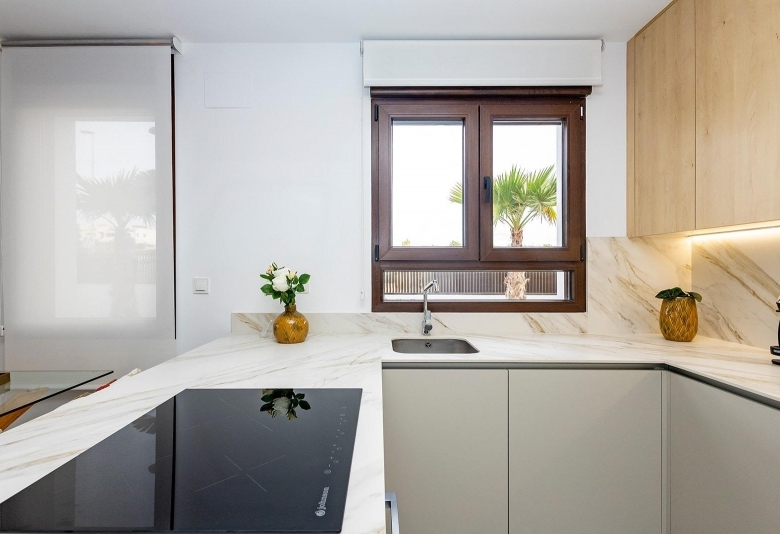 Villa pareada con 2 dormitorios y piscina privada en Golf Resort a la venta(Orihuela)