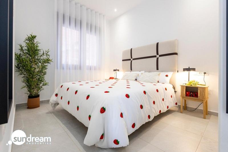 Villa pareada con 2 dormitorios y piscina privada en Golf Resort a la venta(Orihuela)