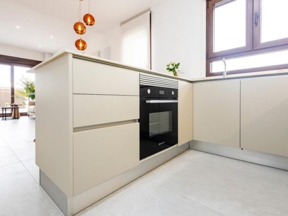 Villa pareada con 2 dormitorios y piscina privada en Golf Resort a la venta(Orihuela)