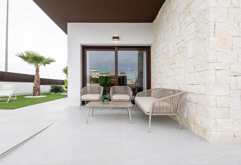 Villa pareada con 2 dormitorios y piscina privada en Golf Resort a la venta(Orihuela)