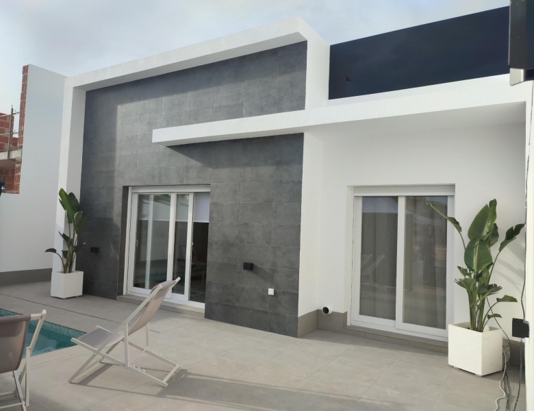 Villa de una sola planta con 3 dormitorios con piscina privada a la venta en Balsicas(Murcia)