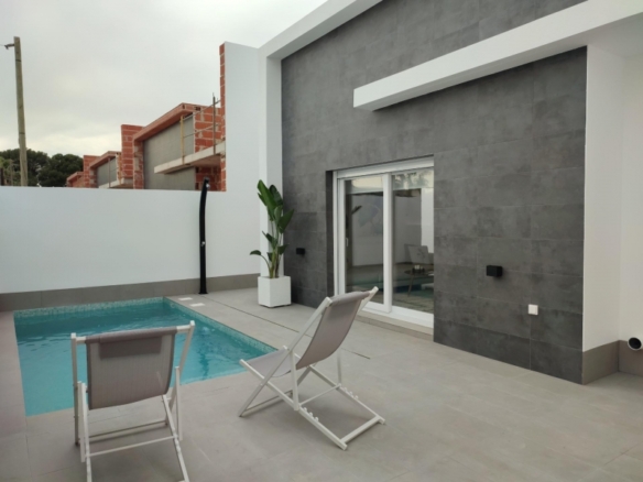 Villa de una sola planta con 3 dormitorios con piscina privada a la venta en Balsicas(Murcia)