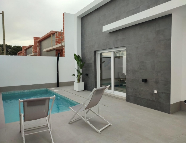 Villa de una sola planta con 3 dormitorios con piscina privada a la venta en Balsicas(Murcia)