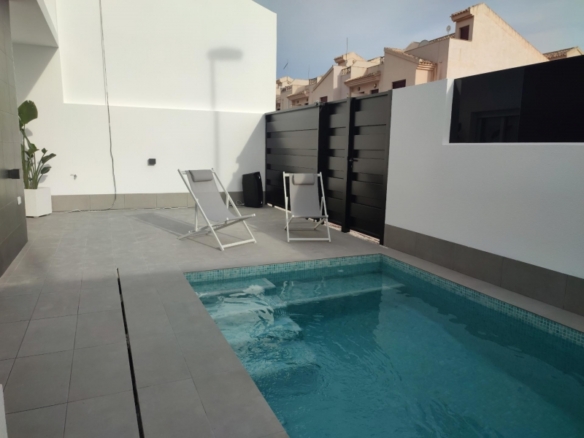 Villa de una sola planta con 3 dormitorios con piscina privada a la venta en Balsicas(Murcia)