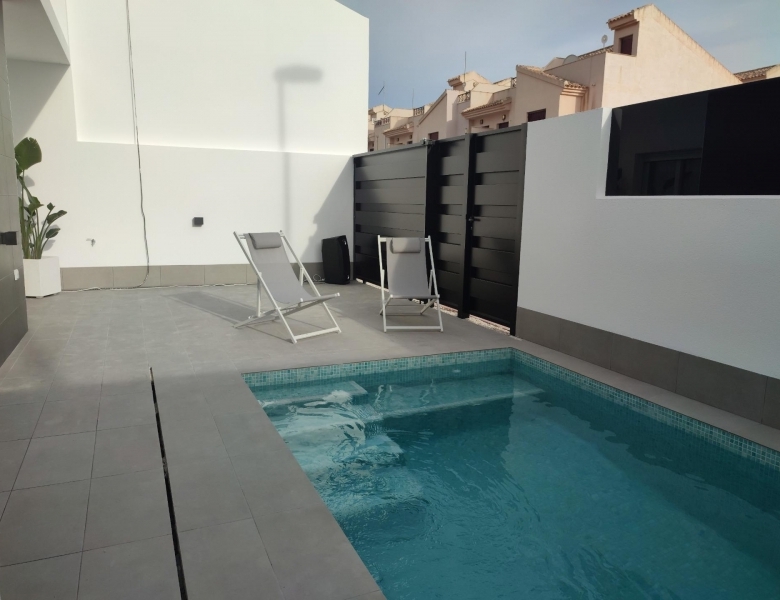 Villa de una sola planta con 3 dormitorios con piscina privada a la venta en Balsicas(Murcia)