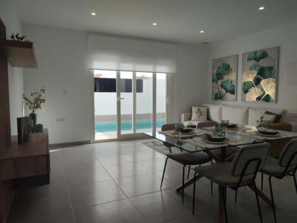 Villa de una sola planta con 3 dormitorios con piscina privada a la venta en Balsicas(Murcia)