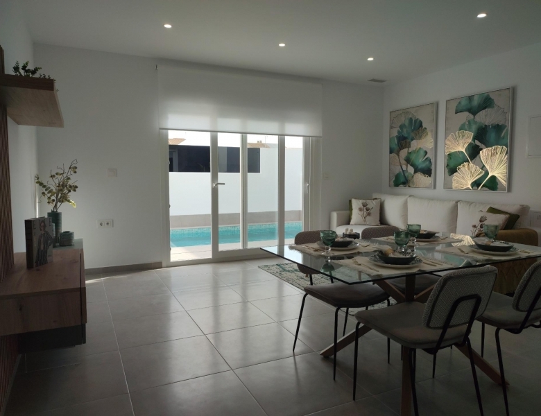 Villa de una sola planta con 3 dormitorios con piscina privada a la venta en Balsicas(Murcia)