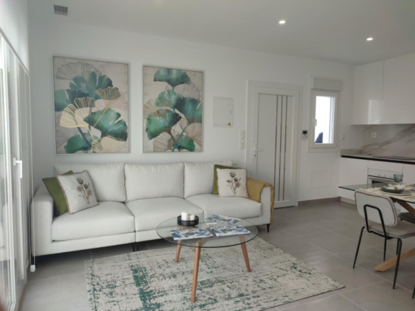 Villa de una sola planta con 3 dormitorios con piscina privada a la venta en Balsicas(Murcia)