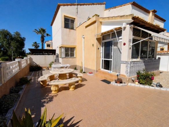 Vivienda de esquina con orientación sur en Montebello – Algorfa