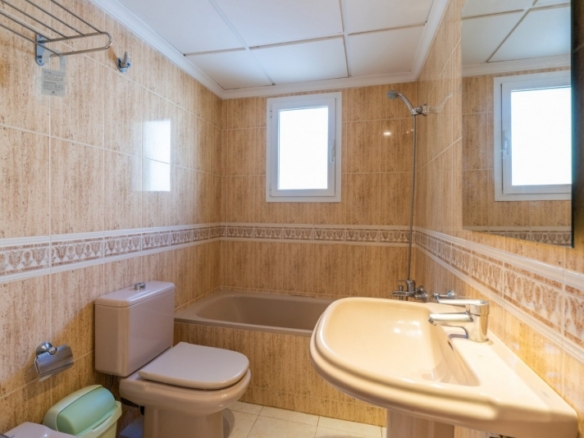 Apartamento de planta alta con 2 dormitorios a la venta en Calpe