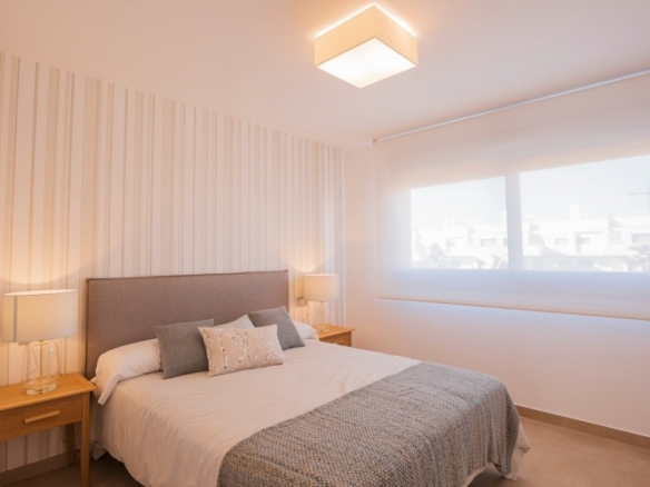 Bungalow de planta alta con 2 dormitorios y solarium privado a la venta en Golf Resort(Orihuela)