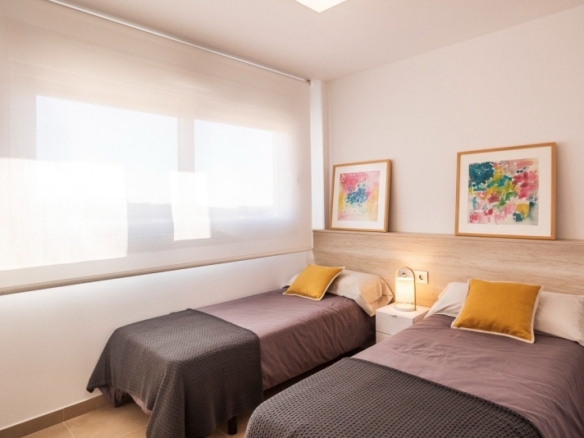 Bungalow de planta alta con 2 dormitorios y solarium privado a la venta en Golf Resort(Orihuela)