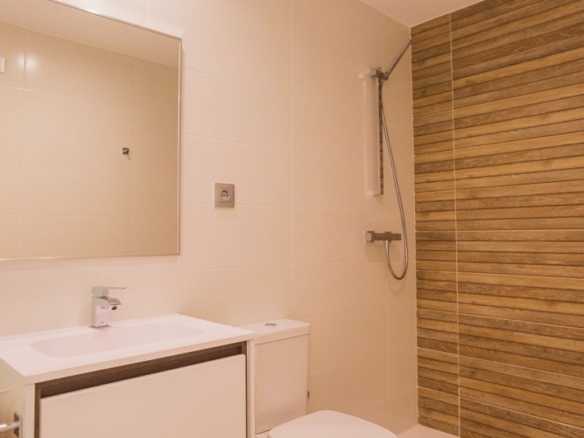 Bungalow de planta alta con 2 dormitorios y solarium privado a la venta en Golf Resort(Orihuela)