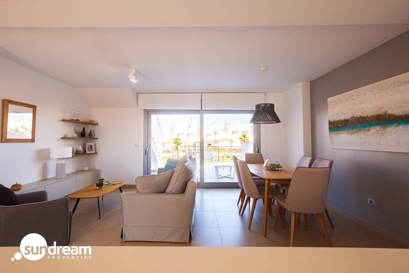 Bungalow de planta alta con 2 dormitorios y solarium privado a la venta en Golf Resort(Orihuela)