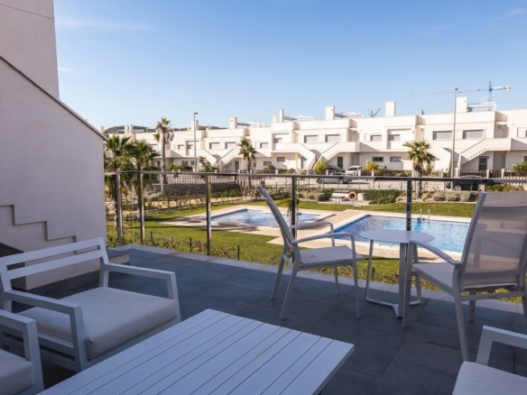 Bungalow de planta alta con 2 dormitorios y solarium privado a la venta en Golf Resort(Orihuela)