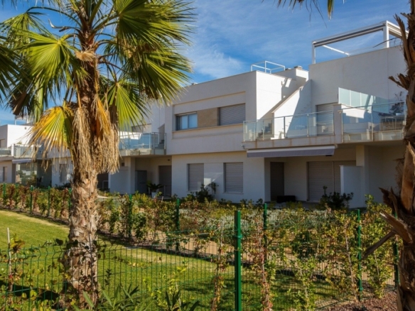 Bungalow de planta alta con 2 dormitorios y solarium privado a la venta en Golf Resort(Orihuela)