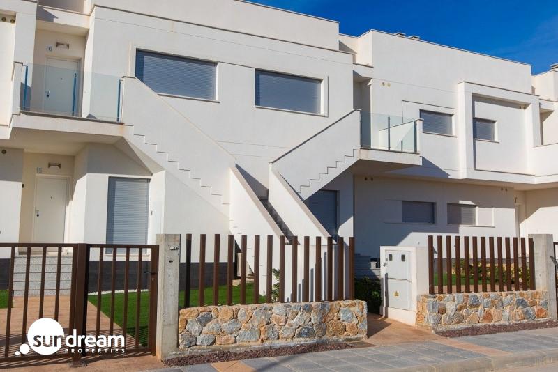 Bungalow de planta alta con 2 dormitorios y solarium privado a la venta en Golf Resort(Orihuela)