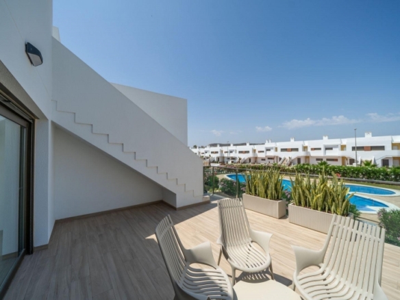 Bungalow de planta alta con 2 dormitorios y solarium privado en Vistabella Golf(Orihuela)