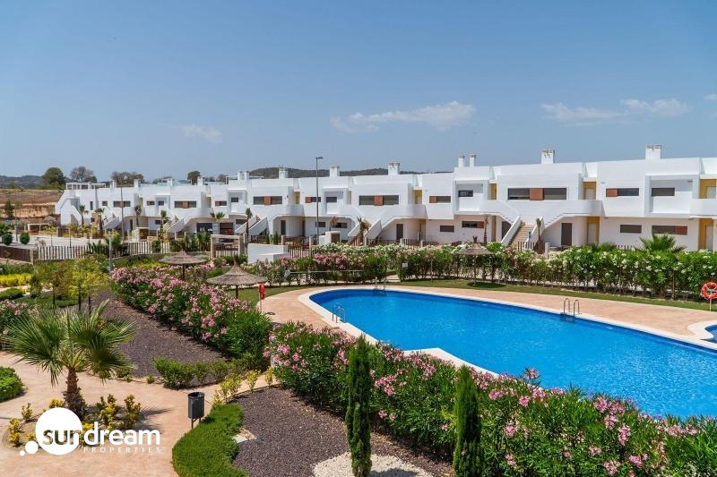 Bungalow de planta alta con 2 dormitorios y solarium privado en Vistabella Golf(Orihuela)
