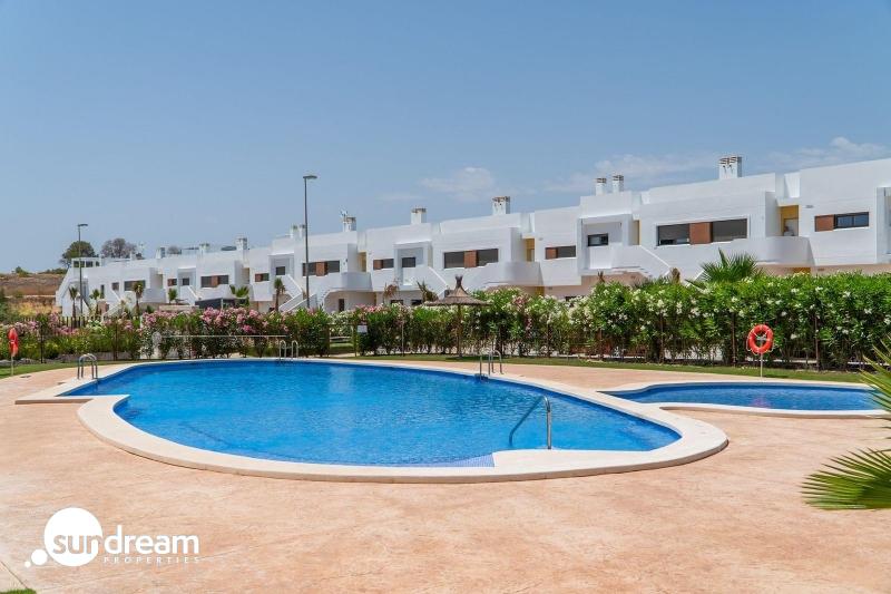 g_43071-6-27 Bungalow de planta alta con 2 dormitorios y solarium privado en Vistabella Golf(Orihuela)
