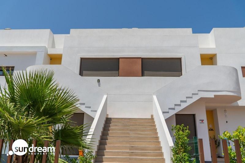 Bungalow de planta alta con 2 dormitorios y solarium privado en Vistabella Golf(Orihuela)