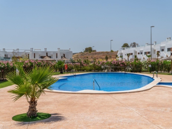 Adosado de 2 dormitorios con jardín y solarium privado en Vistabella Golf(Orihuela)