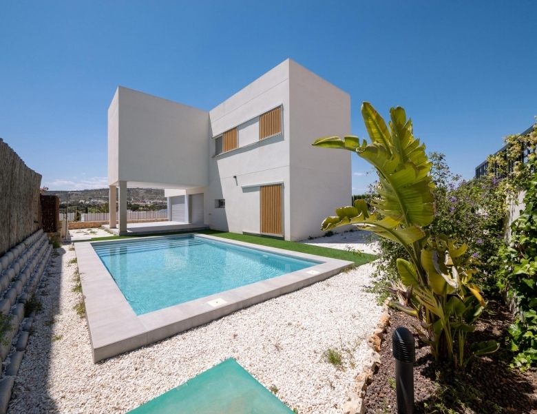 Villa de 4 dormitorios con piscina privada y vistas al golf en Algorfa