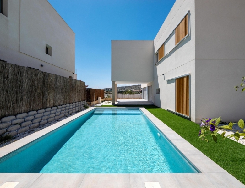 Villa de 4 dormitorios con piscina privada y vistas al golf en Algorfa