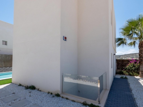 Villa de 4 dormitorios con piscina privada y vistas al golf en Algorfa
